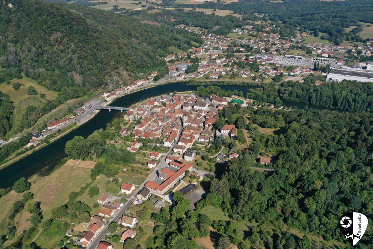 Vue aérienne de Clerval dans la vallée du Doubs